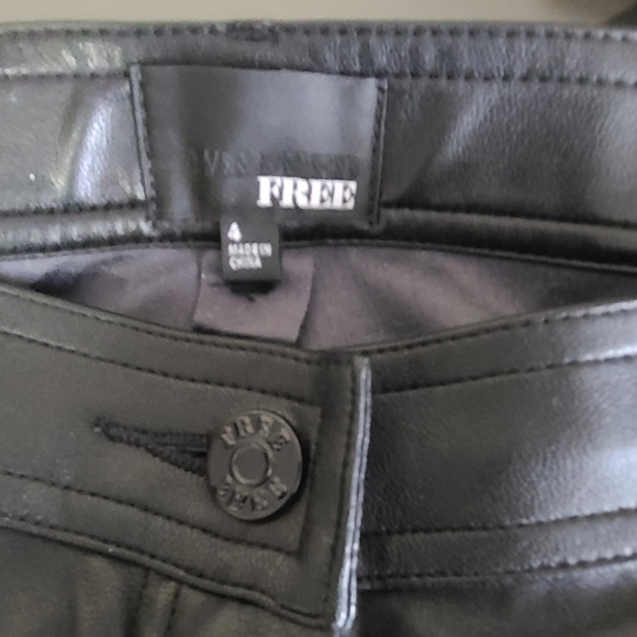 Womens vegan leather leggings - Picture 3 of 3